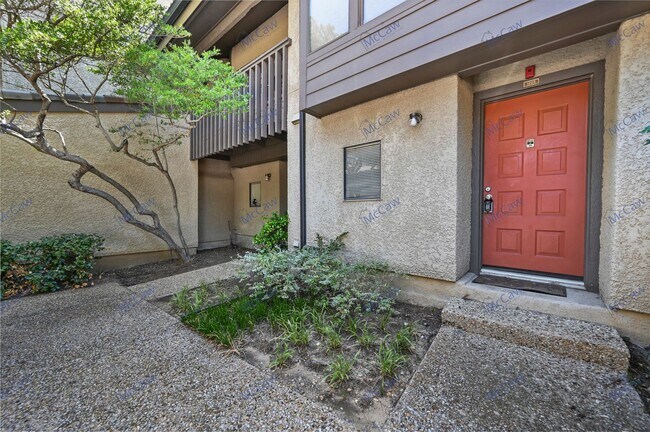 Building Photo - Fantastic 2-Bed 2.5-Bath Las Colinas Condo!