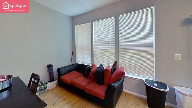 Building Photo - Private room in 5 bedroom Landover Apartment