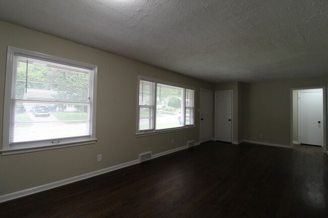 Building Photo - 3 Bedroom 1 Bath House In Mission Kansas