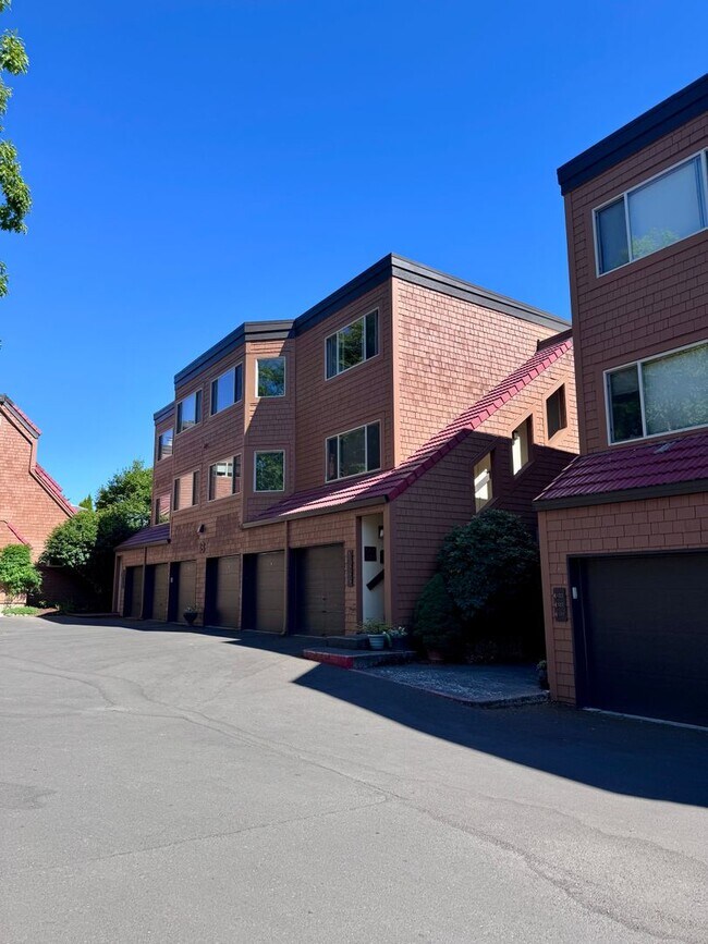 Foto del edificio - Spacious Mt. Park Lake Oswego Condo - Larg...