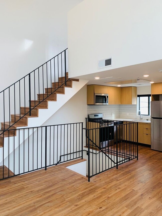 Interior Photo - 527 S Wilton Pl