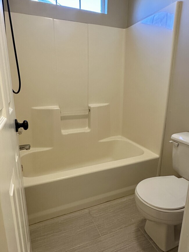 Foto del edificio - 165 Jasmine Dr