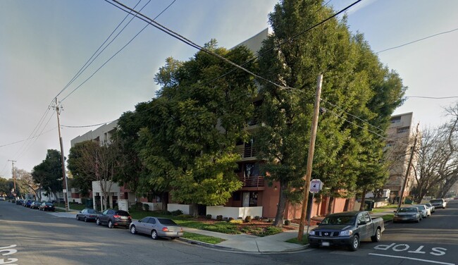 Foto del edificio - 1320 N Monroe St