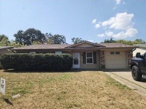 Building Photo - 2209 Hillcrest Ct