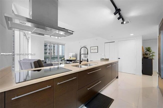 Building Photo - 495 Brickell Ave