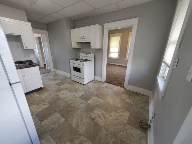 Building Photo - 2 Bedroom, 1 Full Bath, 2 Story home in th...
