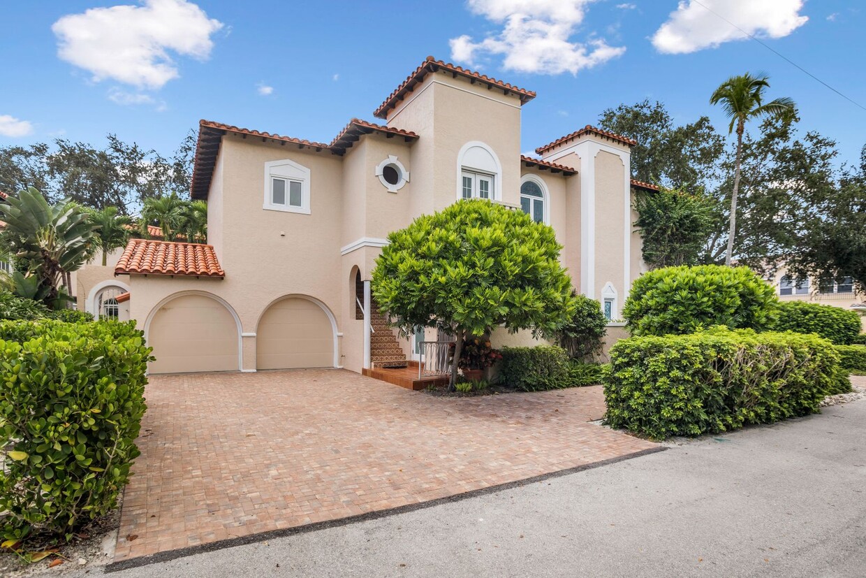 Foto principal - ** OLDE NAPLES ** 3 BED + DEN / 3 BATH - G...