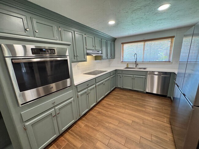 Foto del edificio - Charming and spacious with thoughtful updates! This 3 bed 2 bath feels new and trendy, schedule y...