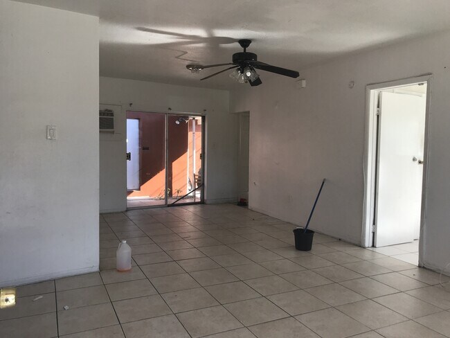 Building Photo - Large 3-2 house in Dania