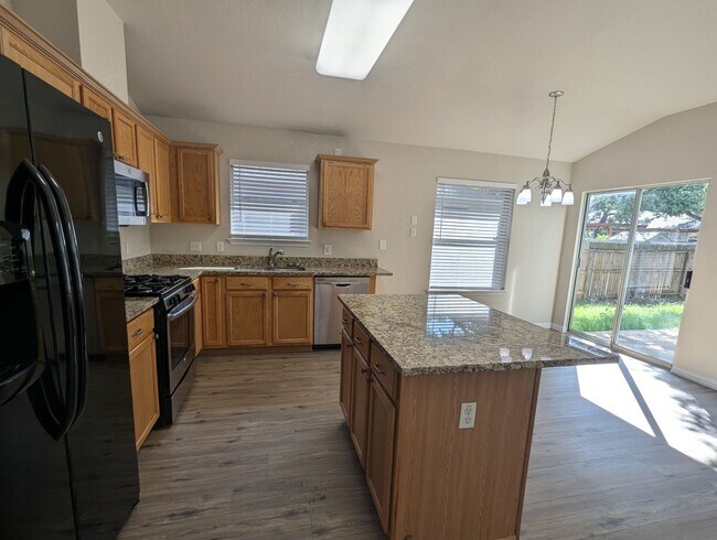 Building Photo - Great Location in Block House Creek / Lean...
