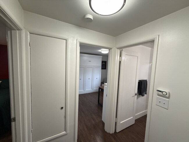 pasillo - 814 N 105th St