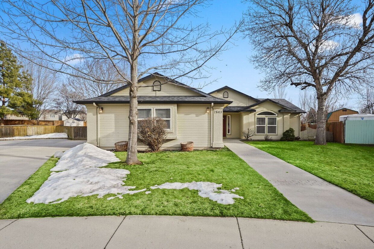 Foto principal - 3bd/2ba Home on Large Private Lot in Estab...