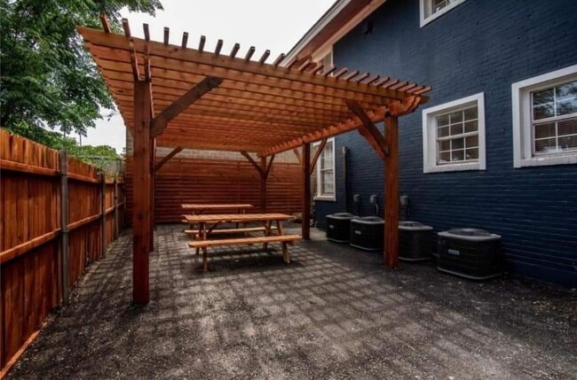 Picnic area for tenants - 103 Terrace Dr