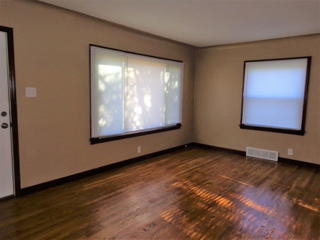 Building Photo - 9511 Ridge Ave