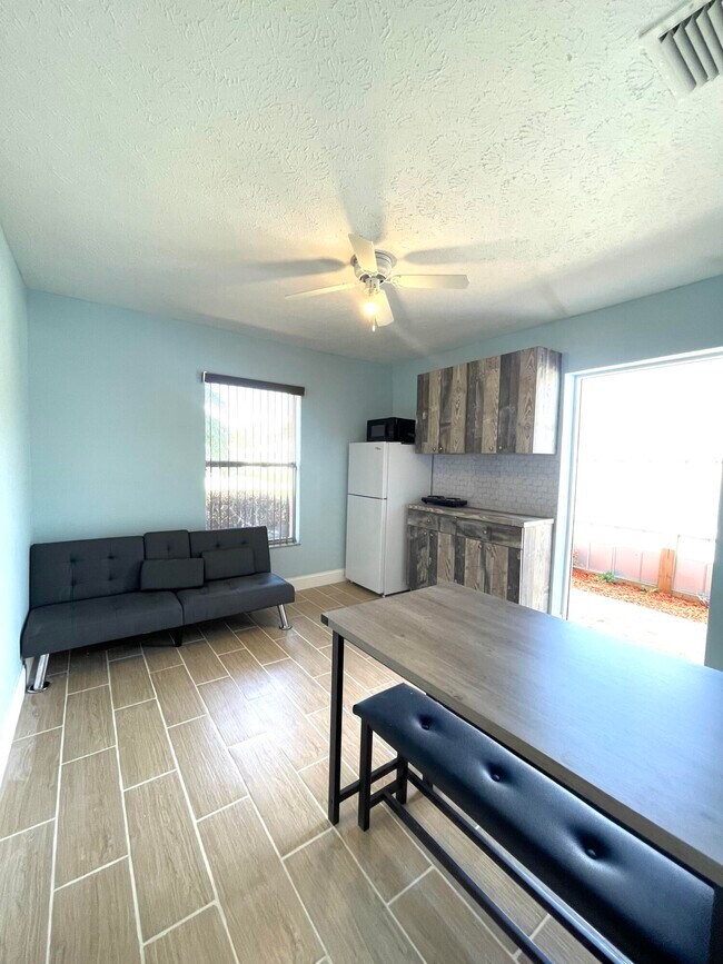 Foto del edificio - 5753 SE Mercedes Ave