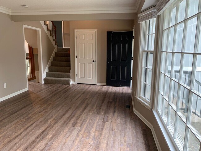 Building Photo - Large 4 Bedroom/3 Bath Home in Lee's Summit