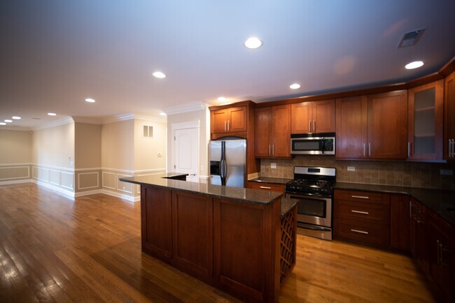 Building Photo - 2906 W Belmont Ave