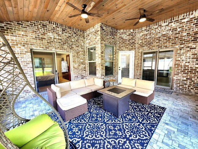 Foto del edificio - Luxurious 3 Bedroom, 2 Bath Home in the Ex...