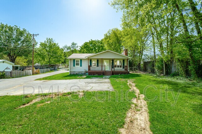 Foto del edificio - 1334 Greens Lake Rd