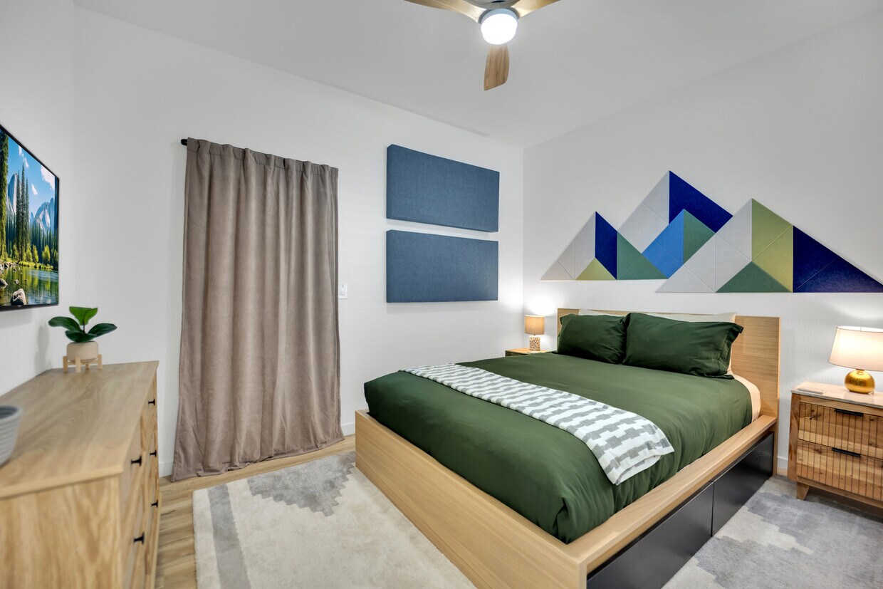 Cama Queen con 4 cajones de almacenamiento y televisor Roku de 40” - 9440 Sequoia Ridge Ave