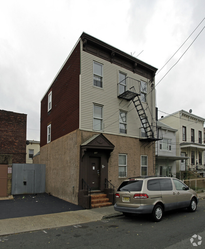 Primary Photo - 171 Van Winkle Ave