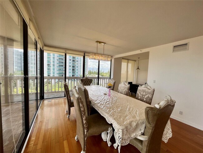 Foto del edificio - 19355 Turnberry Way