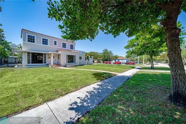 Building Photo - 1700 SW 13th Ave