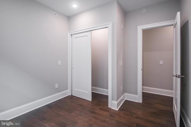 Building Photo - 2010 Walnut St