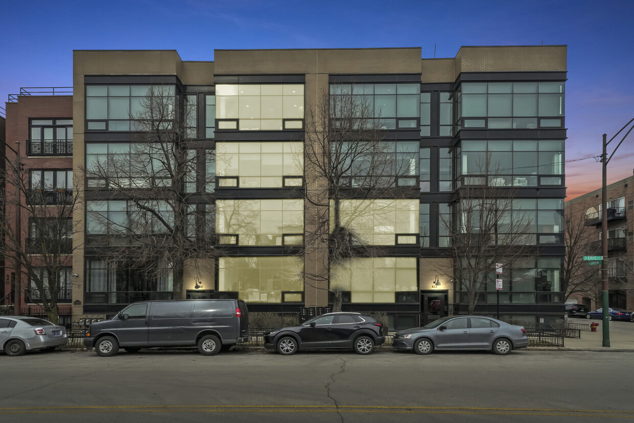 Primary Photo - 650 N Green St