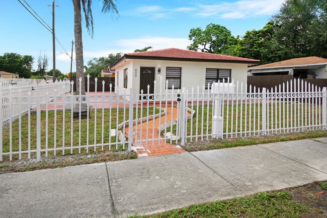 Photo - 800 NW 101st St House