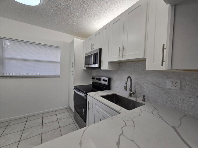 Foto del edificio - 3900 NW 76th Ave
