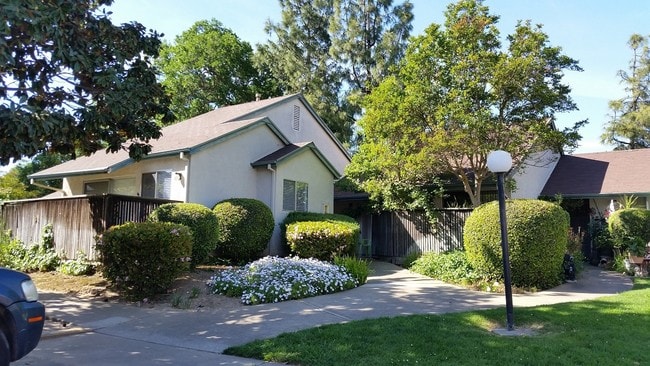 Building Photo - Valley Oak Apartments - 55 years+