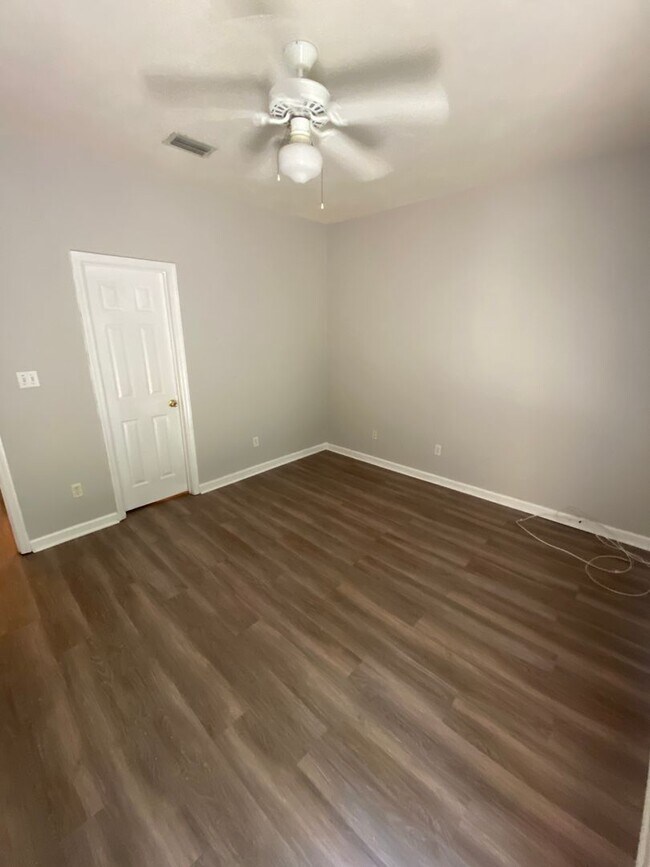 Foto del edificio - Updated Three bedroom/two bath townhouse off Blairstone Road!