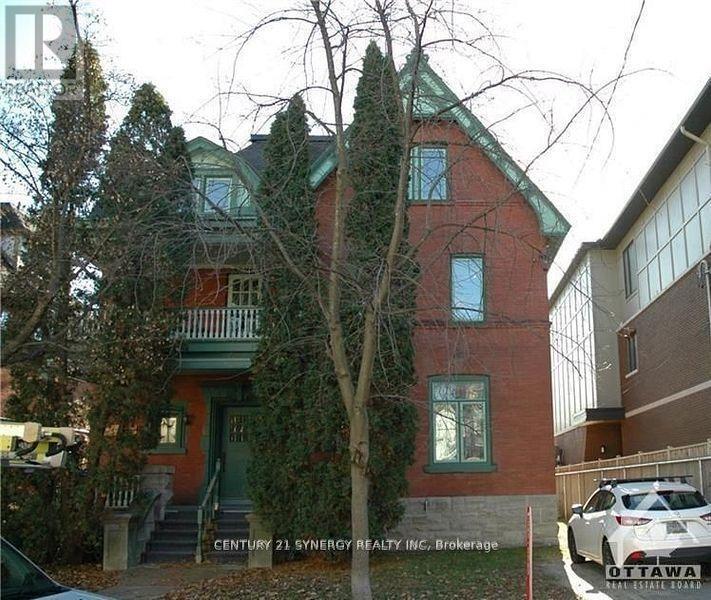 Primary Photo - 458-458 MacLaren St