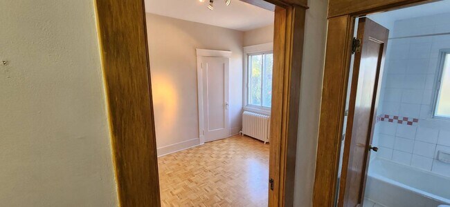 Building Photo - 4993 Av Connaught