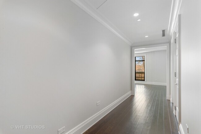 Building Photo - 2550 N Lakeview Ave