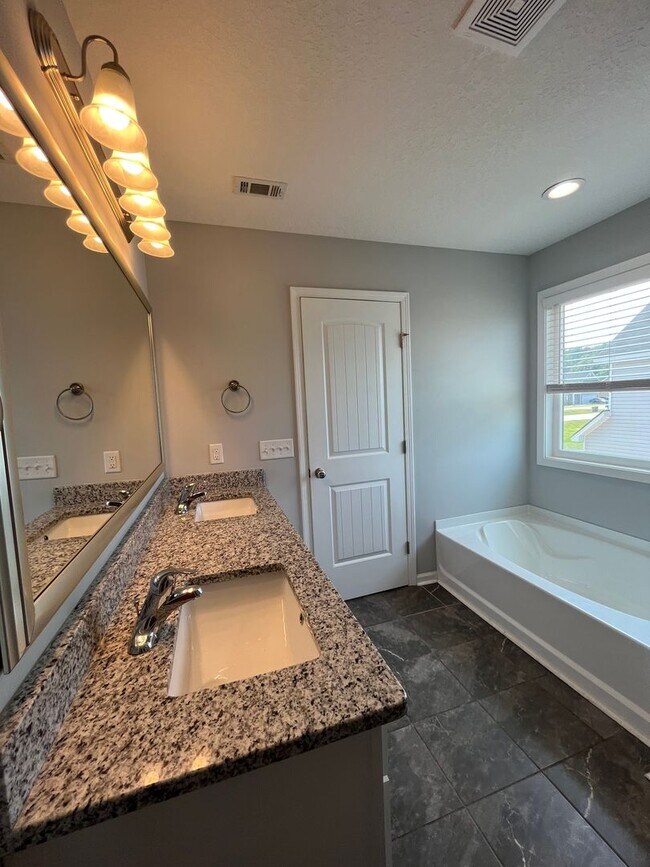 Foto del edificio - Spacious 4-Bedroom Pet Friendly Home with a Serene View - Available for Rent!