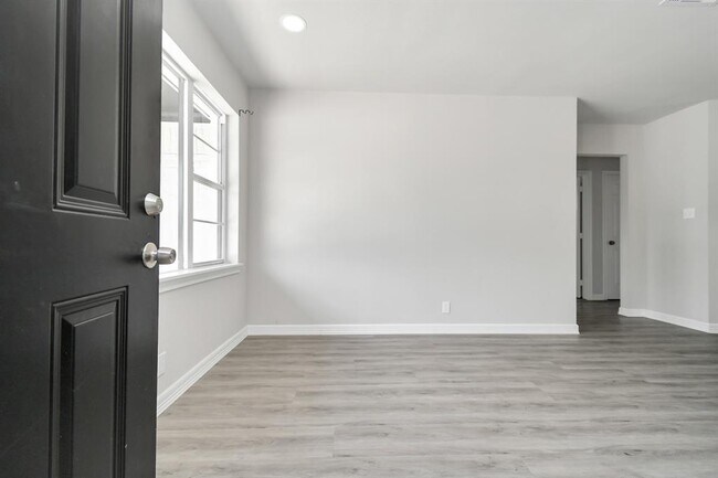 Building Photo - 638 Spell St