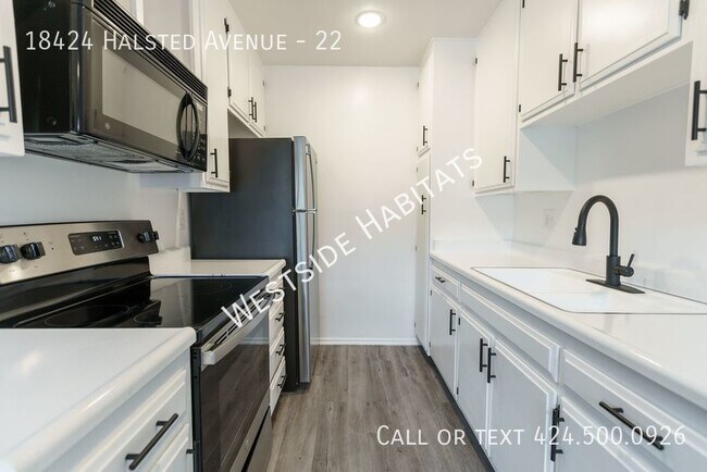 Foto del edificio - 18424 Halstead - Gorgeous, fully renovated...