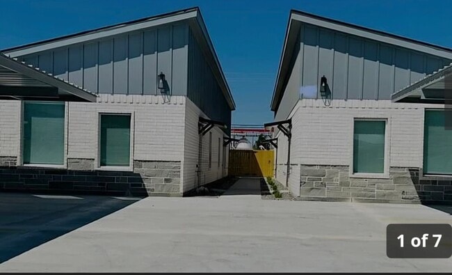 Building Photo - 1614 Playa Dr