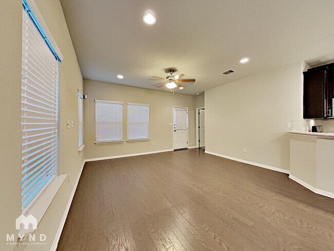 Foto del edificio - 2304 S Lakeline Blvd