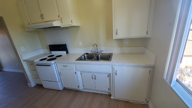 Building Photo - 1230 W Hillandale Ave