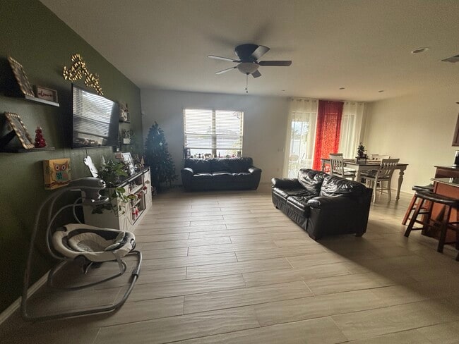 Foto del edificio - 687 Petal Mist Ln