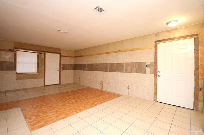 Foto del edificio - 130 E 9 Mile Rd