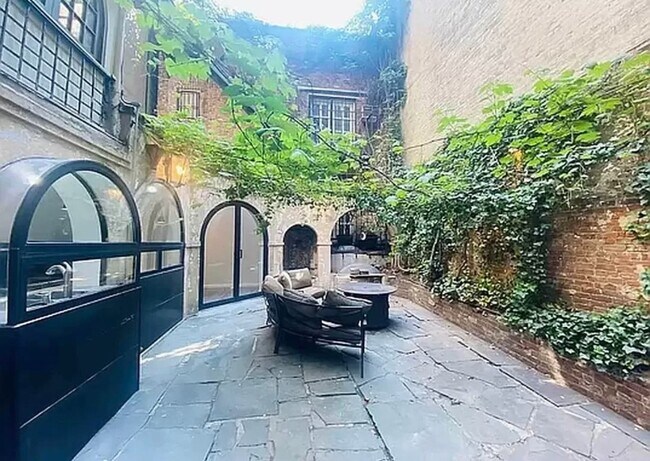 Building Photo - Historic Townhouse Rental Prime Midtown We...