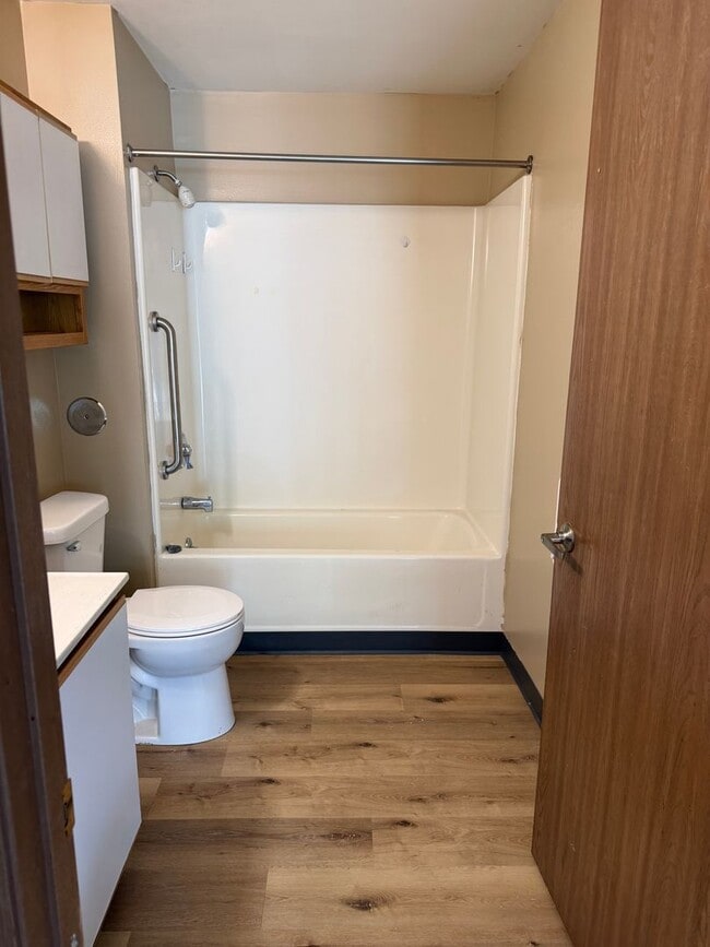 Building Photo - Cozy 3 Bedroom Ready For You to Make Home!!