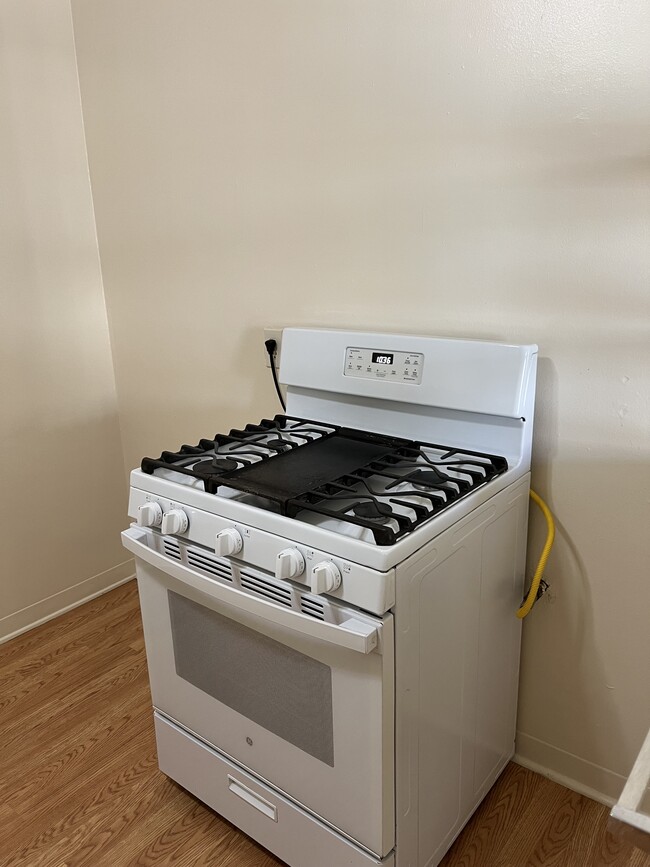 Building Photo - EllinCourt