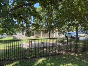 Building Photo - 1707 Pontotoc Trce