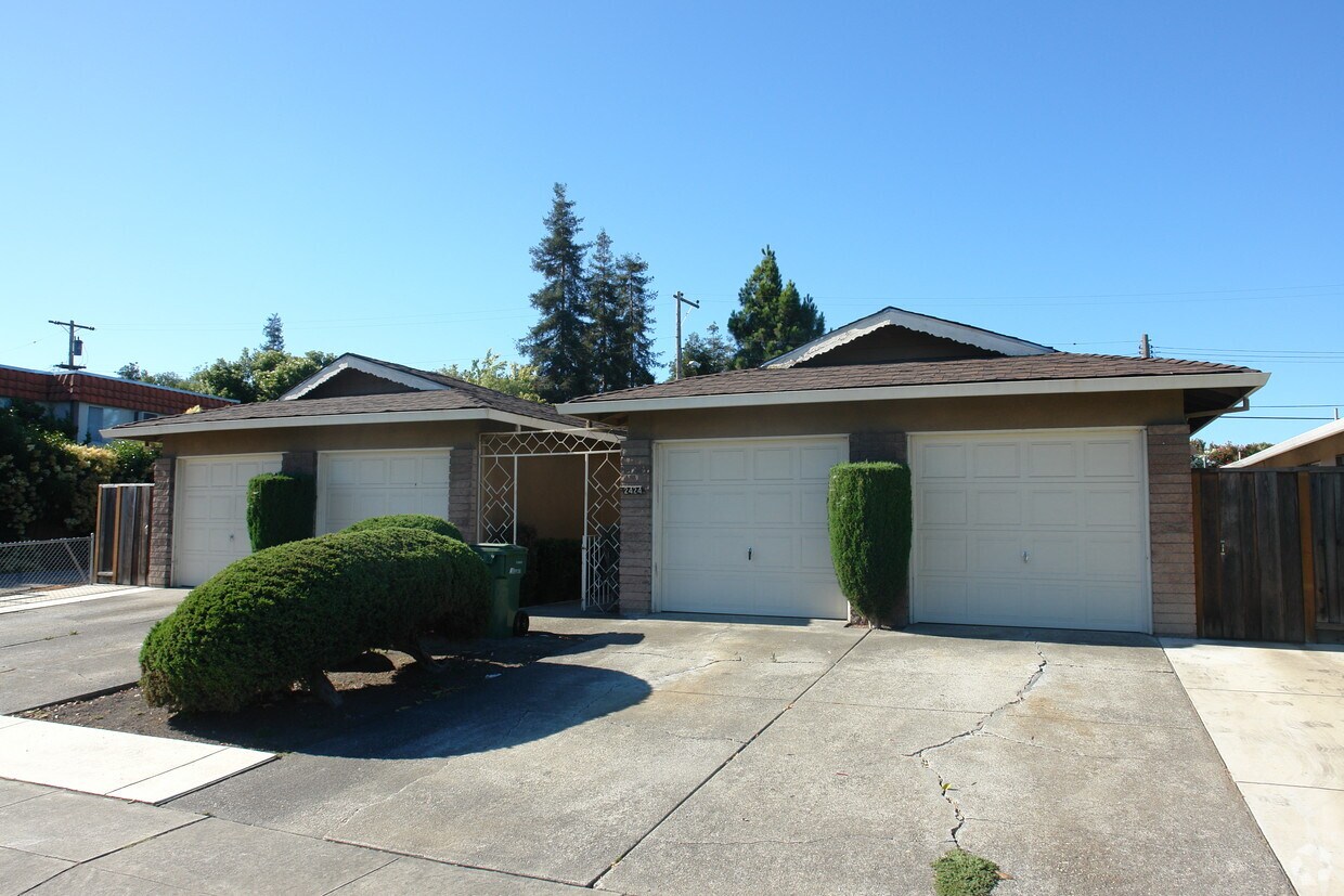 Primary Photo - 2424 Karen Dr