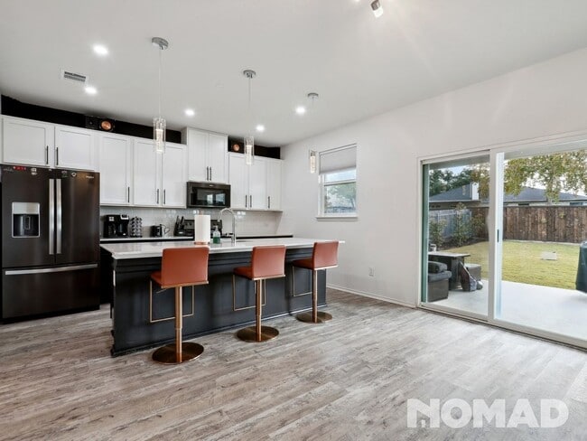 Building Photo - Fully furnished 3 Bedroom Single Family Ho...